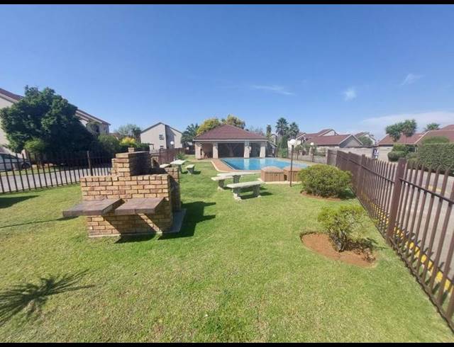 2 BEDROOM TOWNHOUSE FOR SALE IN BONAERO PARK